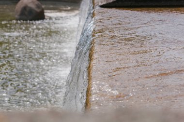 Geniş bir yapay şelaleye düşen temiz su manzarası. şelale arka planında donmuş su