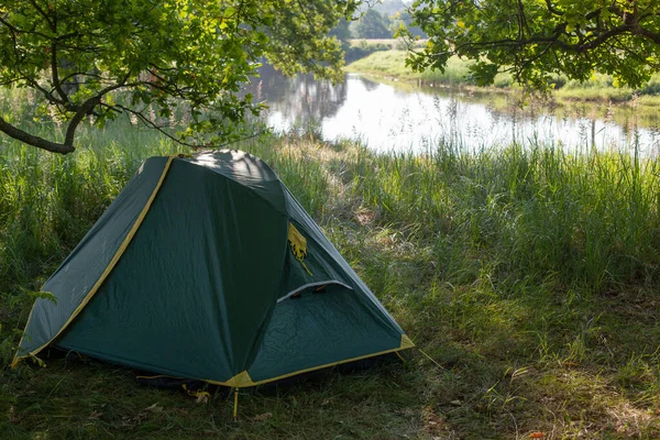 Zeltlager Auf Dem Rasen Strahlenden Sommermorgen Konzept Des Outdoor Campingabenteuers — Stockfoto