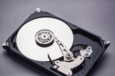 Tamir için açık bir bilgisayar sabit diski. HDD. P.S. için bileşenler. Dijital verilerin depolanması ve restorasyonu