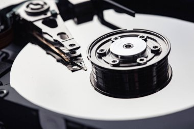 Tamir için açık bir bilgisayar sabit diski. HDD. P.S. için bileşenler. Dijital verilerin depolanması ve restorasyonu