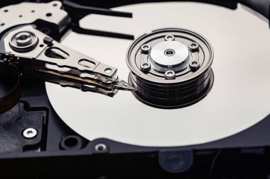 Tamir için açık bir bilgisayar sabit diski. HDD. P.S. için bileşenler. Dijital verilerin depolanması ve restorasyonu