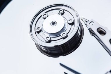 Tamir için açık bir bilgisayar sabit diski. HDD. P.S. için bileşenler. Dijital verilerin depolanması ve restorasyonu
