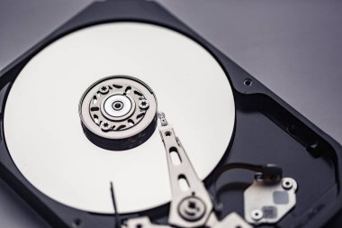 Tamir için açık bir bilgisayar sabit diski. HDD. P.S. için bileşenler. Dijital verilerin depolanması ve restorasyonu