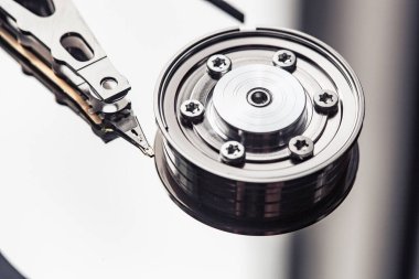 Tamir için açık bir bilgisayar sabit diski. HDD. P.S. için bileşenler. Dijital verilerin depolanması ve restorasyonu