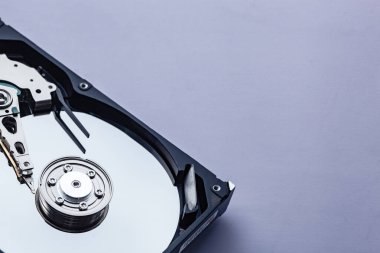 Tamir için açık bir bilgisayar sabit diski. HDD. P.S. için bileşenler. Dijital verilerin depolanması ve restorasyonu
