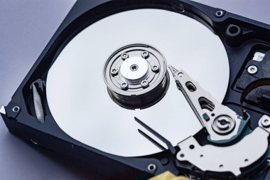 Tamir için açık bir bilgisayar sabit diski. HDD. P.S. için bileşenler. Dijital verilerin depolanması ve restorasyonu