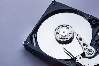 Tamir için açık bir bilgisayar sabit diski. HDD. P.S. için bileşenler. Dijital verilerin depolanması ve restorasyonu