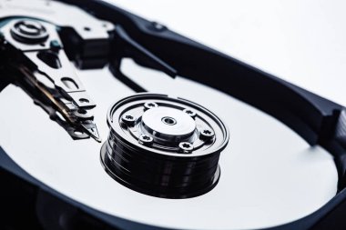 Tamir için açık bir bilgisayar sabit diski. HDD. P.S. için bileşenler. Dijital verilerin depolanması ve restorasyonu