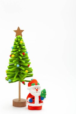 Beyaz arka planda dekoratif yeşil el yapımı yeni yıl ağacı olan küçük Noel Baba oyuncağı. Noel ve yeni yıl konsepti. Tasarım için beyaz arkaplanda izole