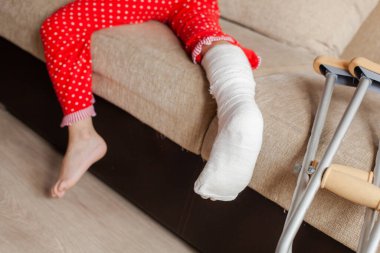 Alçılı ve koltuk değnekli genç bir kızda bilek kemikleri kırılmış.