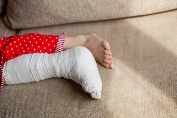 Pflasterbein Eines Teenagers Auf Einem Sofa Nach Einem Versehentlichen Sturz — Stockfoto