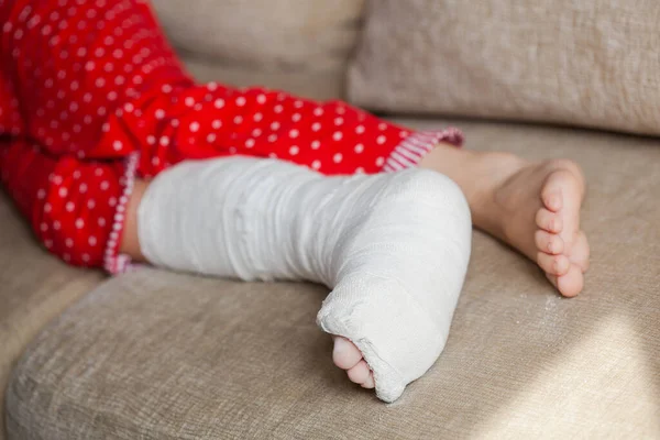 Pflasterbein Eines Teenagers Auf Einem Sofa Nach Einem Versehentlichen Sturz — Stockfoto