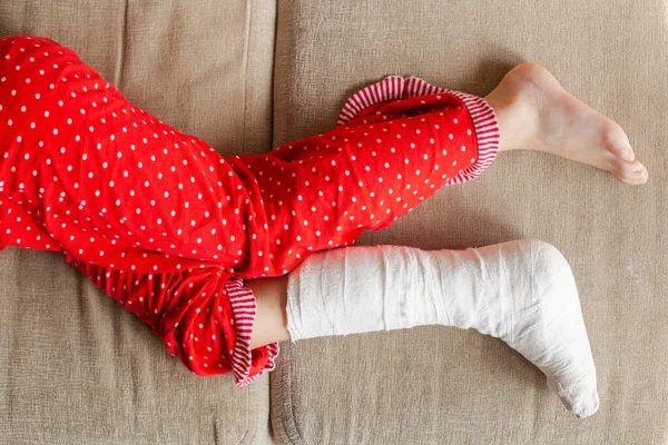 Pflasterbein Eines Teenagers Auf Einem Sofa Nach Einem Versehentlichen Sturz — Stockfoto