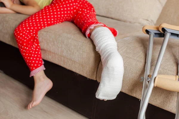 Jambe blessée d'une fille méconnaissable dans un plâtre couché sur ...