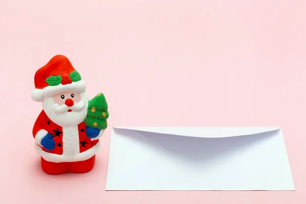 Concepto de escribir y enviar una carta a santa claus para el cumplimiento de la Navidad y los deseos de año nuevo —  Fotos de Stock