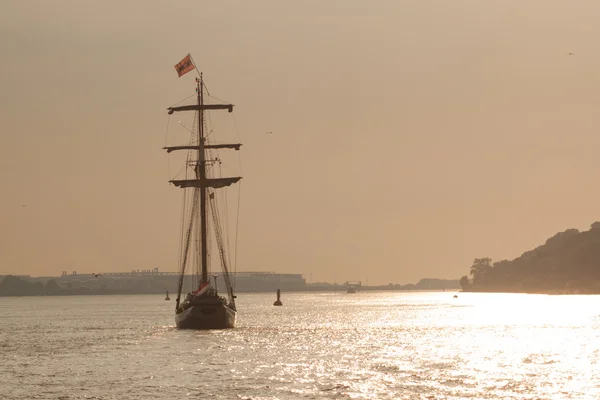 Gün batımında, Hamburg yelkenli