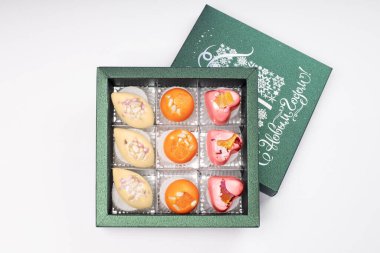 Noel çikolatalarının olduğu kutu.