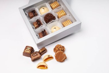 Noel çikolatalarının olduğu kutu.