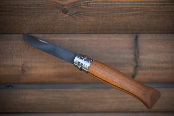 Skládací Nůž Dřevěnou Rukojetí Dřevěném Pozadí — Stock fotografie