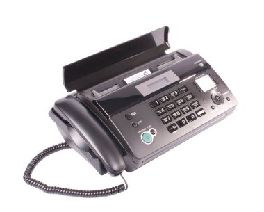 beyaz arkaplanda telefon alıcısı olan faks makinesi
