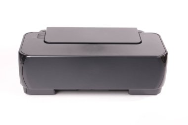 Beyaz arkaplanda çok işlevli ofis yazıcısı