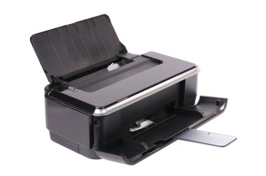 Beyaz arkaplanda çok işlevli ofis yazıcısı