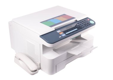 Beyaz arkaplanda çok işlevli ofis yazıcısı