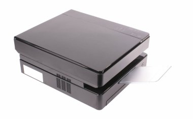 Beyaz arkaplanda çok işlevli ofis yazıcısı