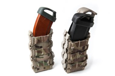 Beyaz arka planda askeri silahların şarjörü var.