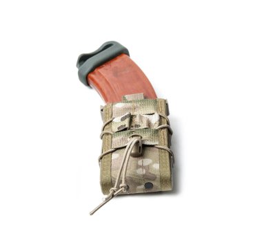 Beyaz arka planda askeri silahların şarjörü var.