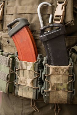 Ceplerinde şarjör olan ordu üniforması.