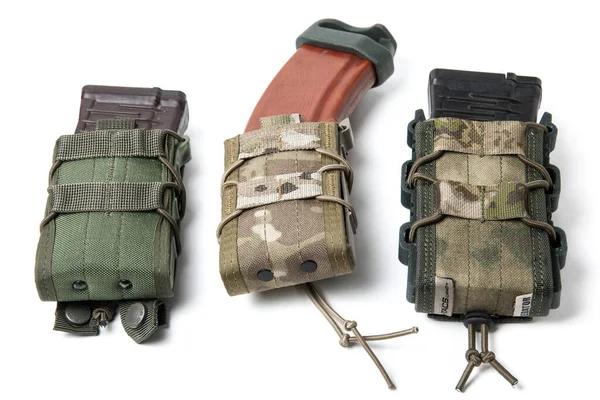 Beyaz arka planda askeri silahların şarjörü var.