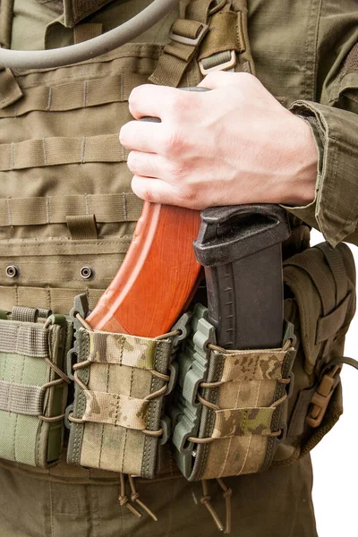 Bir ordu üniformasının cebinden şarjör çıkardı.