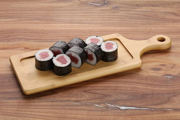 Sushi Leží Dřevěné Desce Dřevěném Stole — Stock fotografie