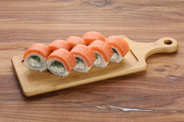 Sushi Leży Drewnianej Desce Drewnianym Stole — Zdjęcie stockowe