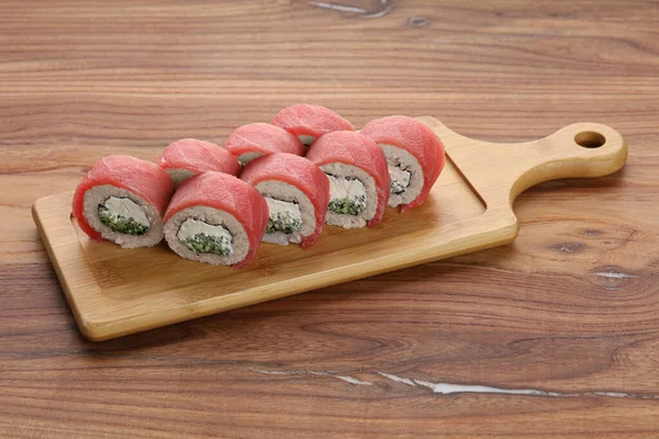 Sushi Leży Drewnianej Desce Drewnianym Stole — Zdjęcie stockowe