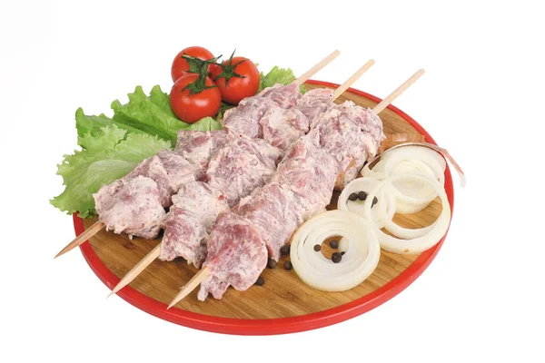 Rauwe Kebab Witte Marinade Spiesjes Een Ronde Houten Plaat — Stockfoto