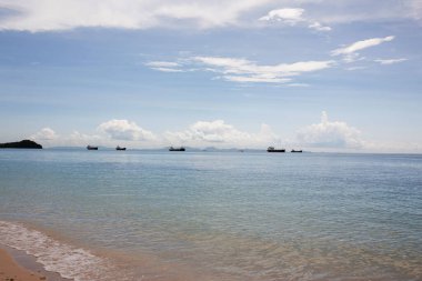 Deniz manzarası ve ufukta gemiler