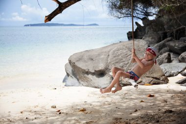 Deniz kıyısındaki bungee 'de sallanan çocuk