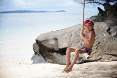 Deniz kıyısındaki bungee 'de sallanan çocuk