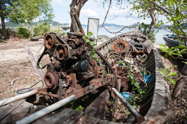 Eski paslı tekne motoru