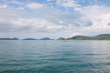 Ufukta adalar olan deniz manzarası