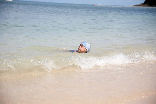 Παιδί Παίζει Στην Παραλία Στο Surf — Φωτογραφία Αρχείου