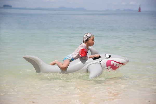 Jongen Spelen Zee Met Een Opblaasbare Haai — Stockfoto