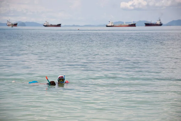 Mujer Una Máscara Submarina Con Niño Mar — Foto de Stock