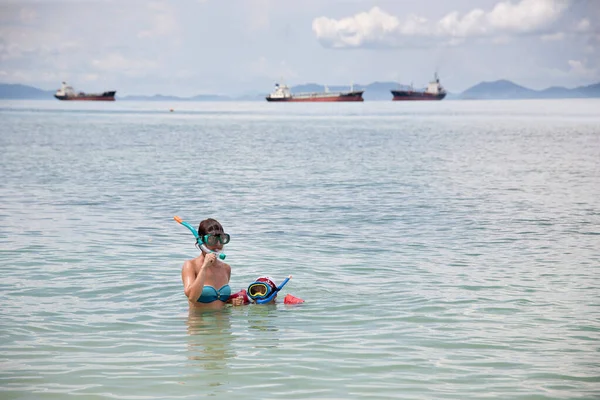 Mujer Una Máscara Submarina Con Niño Mar — Foto de Stock