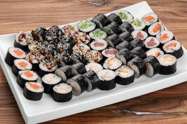 Suşi büyük beyaz kare bir tabakta.