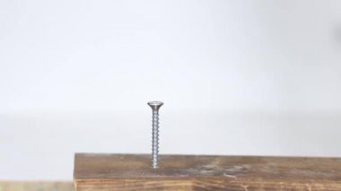 vida bir güç aracı ile tahtaya vidalanır