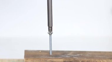 vida bir güç aracı ile tahtaya vidalanır