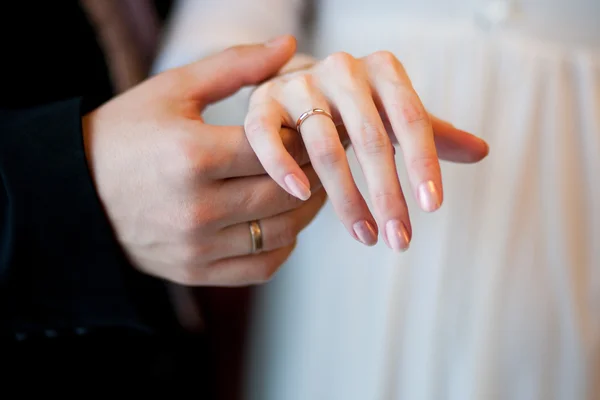 Wedding rings on hands — Stock Photo, Image